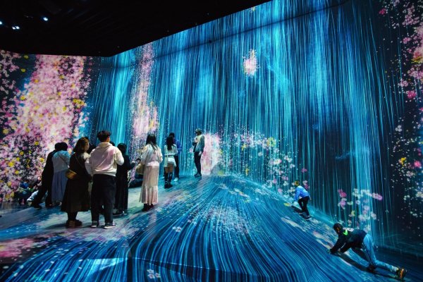 Wirkt echt, wird aber nur durch Licht und Sound erzeugt: Wasserfall-Installation im teamLab Borderless Tokyo. - © Philipp Laage/dpa-tmn
