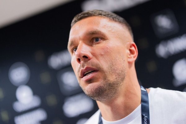 Lukas Podolski denkt über ein Engagement beim 1. FC Köln nach. - © Rolf Vennenbernd/dpa
