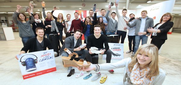 Wortmann-Azubis sind bereit: Mit einem neuen Stand wird der Nachwuchs des Detmolder Schuhherstellers auf der Jobmesse vertreten sein. - © Vera Gerstendorf-Welle
