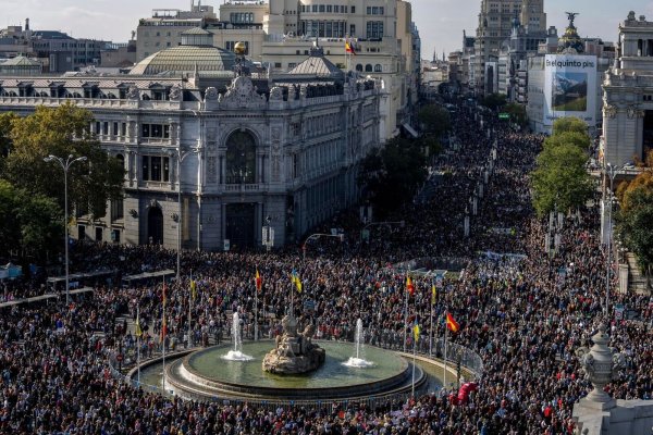Demonstration zur Unterstützung der öffentlichen Gesundheitsversorgung auf dem Cibeles-Platz. - © Manu Fernandez/AP/dpa