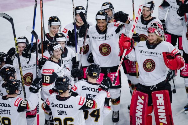 Die deutsche Mannschaft jubelt nach der Partie. - © Marius Becker/dpa