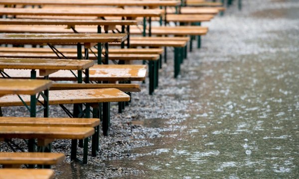 Das Sommerwetter könnte zum Wochenende hin in Starkregen und Gewitter umschlagen. - © Foto: Sven Hoppe/dpa