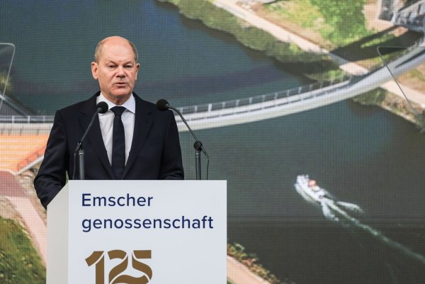 Mehr Emscher-Spririt wagen: Bundeskanzler Scholz gratuliert der Emschergenossenschaft zum 125-jährigen Bestehen. - © Oliver Berg/dpa