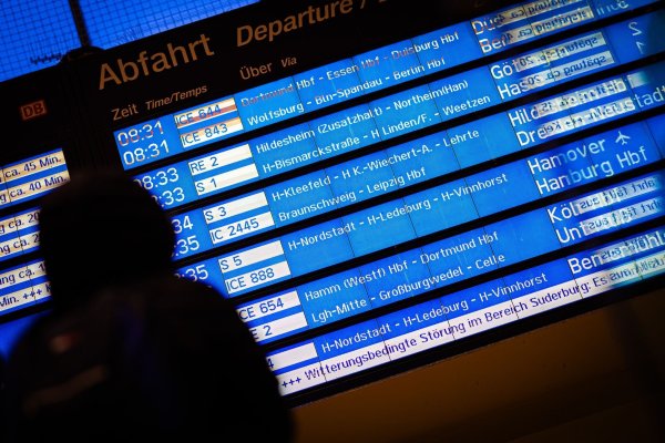 Ein Sturmtief macht dem Bahnverkehr zu schaffen, viele Züge verspäten sich. - © Moritz Frankenberg/dpa