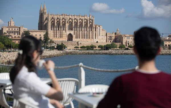 Auch für Stadtführungen durch Palma gibt es neue Vorschriften. (Symbolbild) - © Clara Margais/dpa