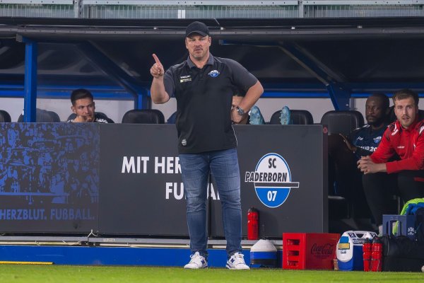 Paderborn-Trainer Lukas Kwasniok schwärmt über den kommenden Gegner Elversberg. - © David Inderlied/dpa