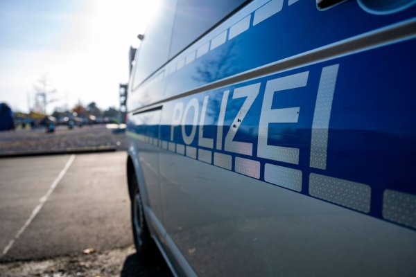 Die Polizei ermittelt gegen Fans von Energie Cottbus. - © David Inderlied/dpa