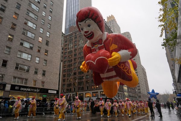 Nasse Straßen unter großen Ballons - © Julia Demaree Nikhinson/AP/dpa
