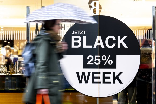 Cyberkriminalitätsexperten warnen Verbraucher vor Betrügern beim Black Friday. - © Anthony Anex/KEYSTONE/dpa
