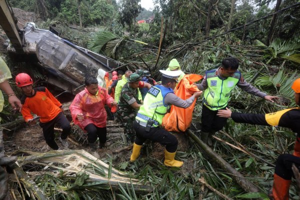 Die Rettungsarbeiten waren wegen der Wetterbedingungen sehr schwierig. - © Binsar Bakkara/AP/dpa