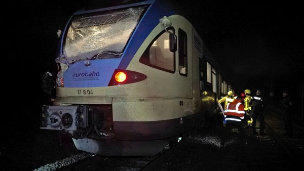 Rettungskräfte brachten den verletzten Lokführer und einen Fahrgast nach der Kollision mit einem Baum in ein Krankenhaus. - © TV7news/dpa