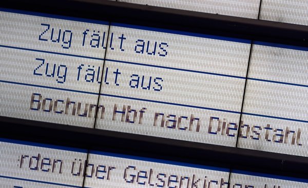 Ein Schaden am Stellwerk hat Nachwirkungen im Berufsverkehr. Die Bahn rechnet mit am Morgen noch mit Verspätungen im Raum Essen - © Bernd Thissen/dpa