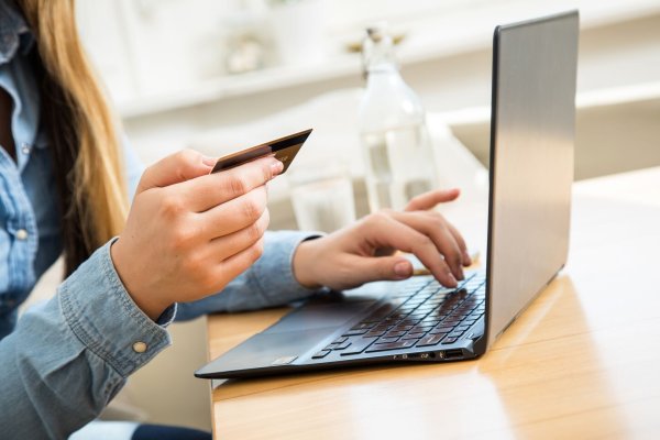 Online-Shopping immer beliebter (Symbolbild) - © Christin Klose/dpa-tmn/dpa