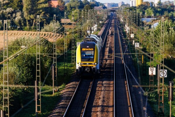 Wegen einer beschädigten Oberleitung war die Rheintalbahnstrecke gesperrt (Symbolbild) - © Philipp von Ditfurth/dpa