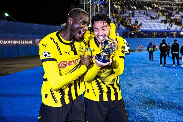 Serhou Guirassy herzt Dortmunds Champions-League-Matchwinner Bensebaini - © Tom Weller/dpa
