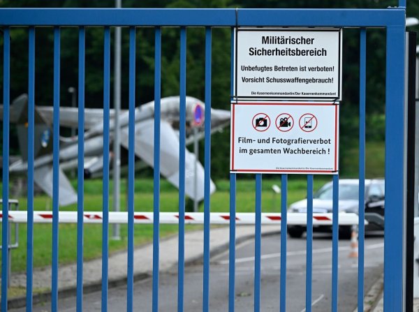 Wieder Löcher im Zaun entdeckt: Luftwaffenkaserne der Bundeswehr in Köln-Wahn (Archivfoto) - © Roberto Pfeil/dpa