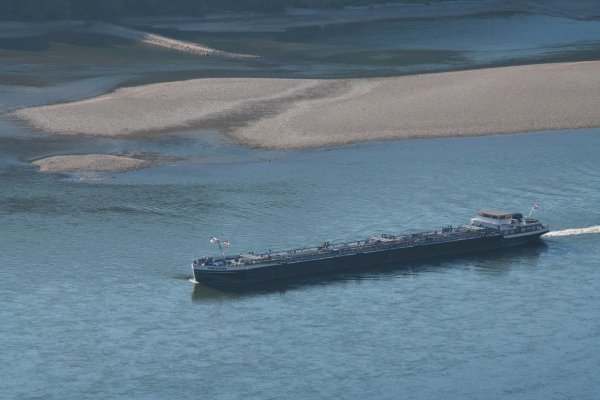 Ein Schiff müht sich bei Lorchhausen durch die stark verengte Fahrrinne des Rheins. - © Boris Roessler