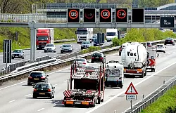Die Verkehrsbeeinflussungsanlage steuert den Kraftverkehr auf der Autobahn 2. - &copy; FOTO: DPA