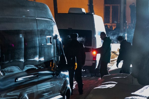 Nawalny in Handschellen - © Foto: Pavel Golovkin/AP/dpa