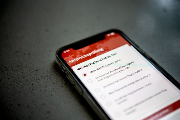 Die App unterstützt bei Ärger mit der Airline - © Foto: Zacharie Scheurer/dpa-tmn