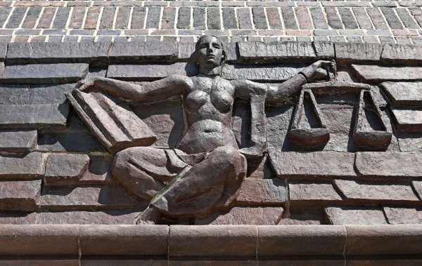 Blick auf die Justitia über dem Eingang eines Landgerichts. - © Hendrik Schmidt/dpa-Zentralbild/dpa/Symbolbild