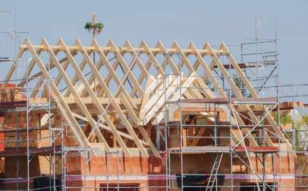 Mit einem Kranz wird beim Neubau eines Einfamilienhauses in der Region Hannover Richtfest gefeiert. - © Mia Bucher/dpa