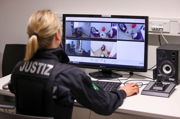 Eine Justizbeamtin zeichnet die Aussage eines Missbrauchsopfers in einem Childhood-Haus auf. (Symbolbild) - © Jan Woitas/dpa