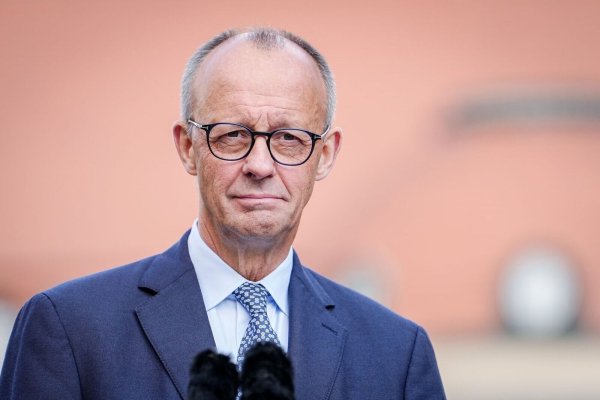 Kanzler Merz lädt zu einem Autogipfel. - © Kay Nietfeld/dpa
