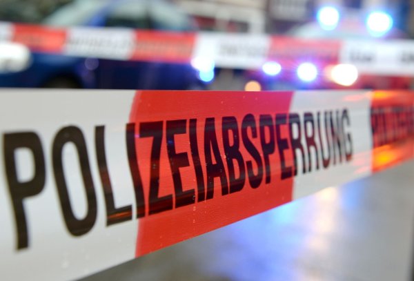 Die Polizei sperrte den Bereich für etwa drei Stunden ab. (Symbolbild) - © Patrick Seeger/dpa