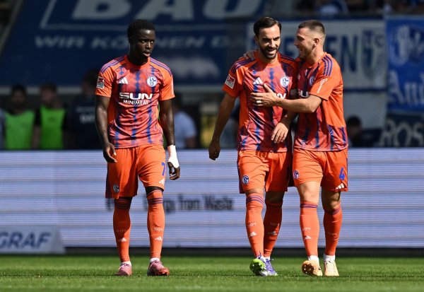 Christian Gomis (l) fehlt Schalke in Bielefeld. (Archivbild) - © Hendrik Schmidt/dpa