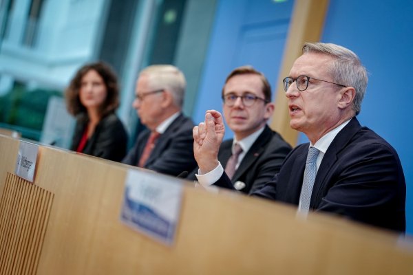 Der NKR stellt seinen Jahresbericht zusammen mit Digitalisierungsminister Karsten Wildberger (CDU) und dem Parlamentarischen Staatssekretär seines Ministeriums, Philipp Amthor (CDU), vor. - © Kay Nietfeld/dpa