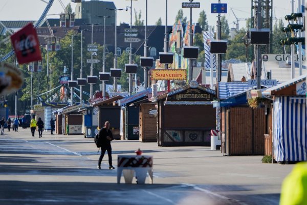 Am Mittwoch blieb die Wiesn lange leer - der Gastgewerbeverband Dehoga bringt nun einen Extra-Tag ins Spiel. - © Matthias Schrader/AP/dpa