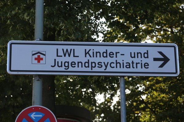 Die 13-Jährige, die in der Paderborner Jugendpsychiatrie untergebracht war, gilt als islamistische Gefährderin. (Archivbild) - © Christian Müller/dpa