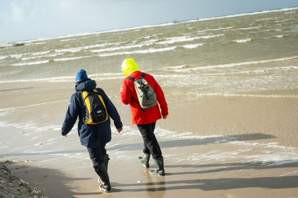 Wetterfeste Kleidung ist beim Spaziergang an der Nordsee in den nächsten Tagen ein Muss. (Archivfoto) - © Jonas Walzberg/dpa