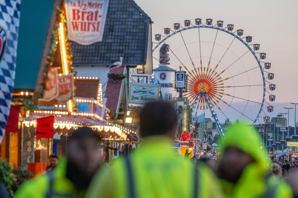 Nach einer Bombendrohung wurde am Mittwoch das Oktoberfest gesperrt. Am Abend startete dann der Festbetrieb. - © Armin Weigel/dpa