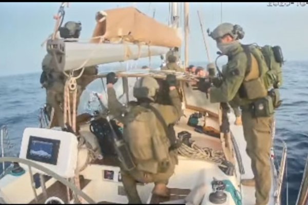 Maskierte israelische Soldaten haben die Boote der Gaza-Hilfsflotte vor Erreichen des Küstenstreifens geentert und die Besatzungen in Gewahrsam genommen. - © Uncredited/Global Sumud Flottilla/AP/dpa