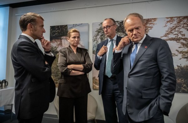 Wie geht es weiter mit der Unterstützung für die Ukraine? Für Kanzler Merz und die anderen Staats- und Regierungschefs der EU-Länder ist das kein leichtes Thema. - © Michael Kappeler/dpa