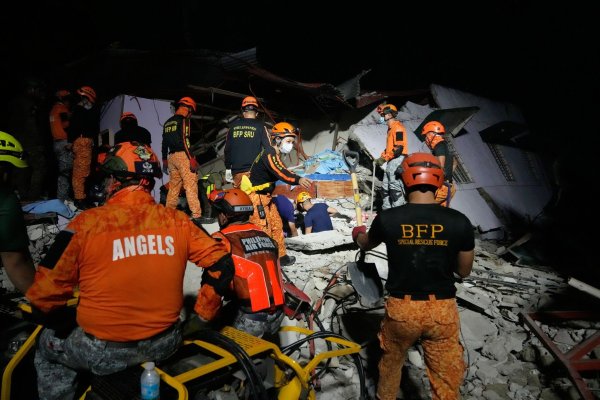 Hunderte Häuser sind bei dem schweren Beben eingestürzt. - © Aaron Favila/AP/dpa