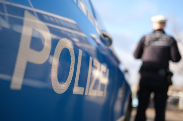 Nach Angaben der Polizei wurde auch ein Tatverdächtiger festgenommen. (Symbolbild) - © Bernd Weißbrod/dpa
