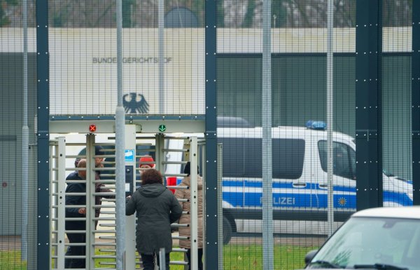 Die Bundesanwaltschaft will Haftbefehle beantragen. Ab dem Vormittag sollen die drei Festgenommenen beim Ermittlungsrichter des Bundesgerichtshofs vorgeführt werden. - © Andreas Arnold/dpa