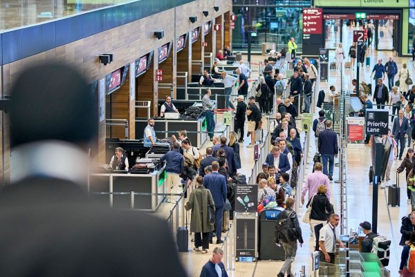 Am Wochenende werden sehr viele Fluggäste am Flughafen Berlin-Brandenburg erwartet. (Archivbild) - © Michael Ukas/dpa