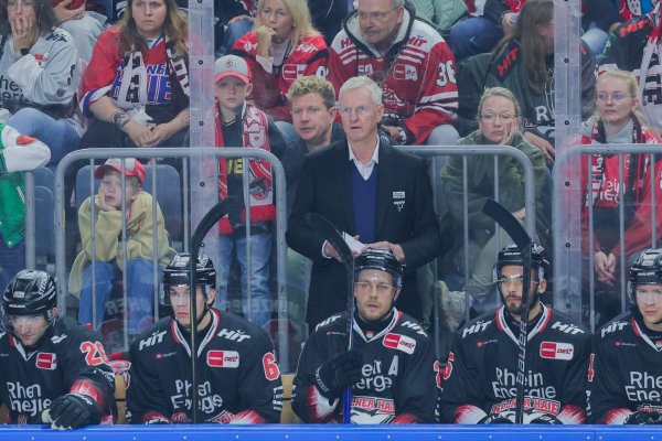 Kölns Trainer Kari Jalonen sieht auch gegen Bremerhaven wieder einen Sieg. - © Rolf Vennenbernd/dpa