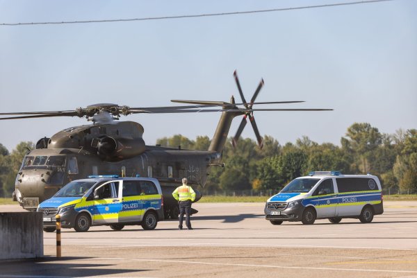 Einer der Beschuldigten wurde mit einem Bundeswehr-Hubschrauber nach Karlsruhe gebracht. - © Philipp von Ditfurth/dpa