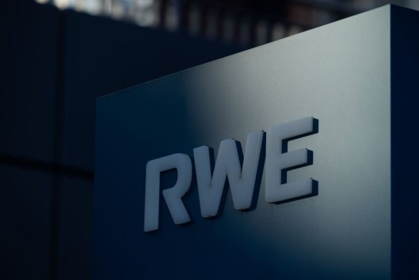 RWE hatte 2022 eine Absichtserklärung unterzeichnet. Vorgesehen war, ab 2027 300.000 Tonnen grünes Ammoniak aus Namibia zu beziehen. (Archivbild) - © Rolf Vennenbernd/dpa