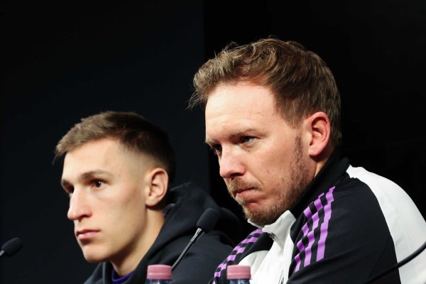 Nico Schlotterbeck (l.) kehrt nach langer Verletzungspause in die DFB-Elf zurück - © Christian Charisius/dpa
