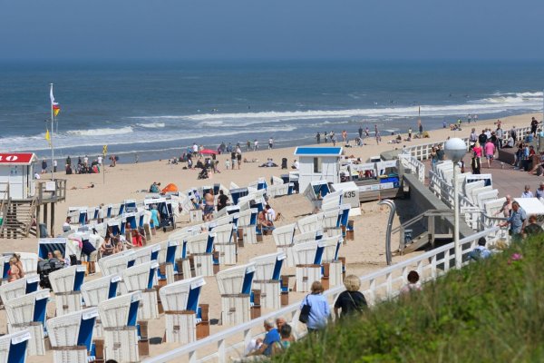 Strandkörbe am Strand von Westerland: Bei Übernachtungen von Reisenden aus dem Inland gab es im April ein deutliches Minus, bei ausländischen Gästen dagegen ein leichtes Plus. - © Bodo Marks/dpa