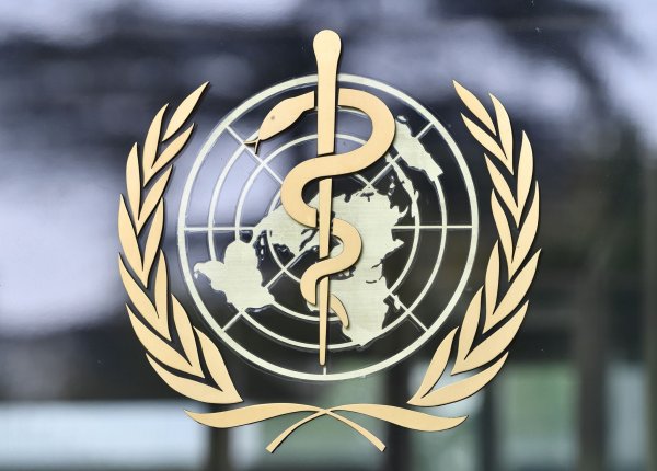 Logo der Weltgesundheitsorganisation (WHO) vor dem Sitz in Genf. - © Lian Yi/XinHua/dpa