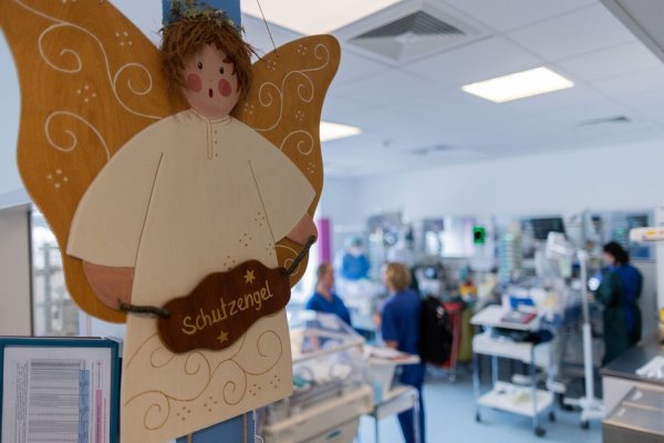 Auf Kinderintensivstationen dürfen Geschwister schon lange zu Besuch kommen. - © Rolf Vennenbernd/dpa