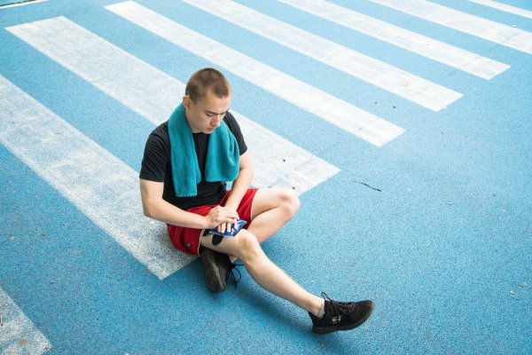 Aua! Wer sich beim Sport verletzt sollte die PECH-Regel anwenden: Pause, Eis, Compression und das Bein hochlagern. So lässt sich der Schmerz lindern und die Schwellung reduzieren. - © Christin Klose/dpa-tmn