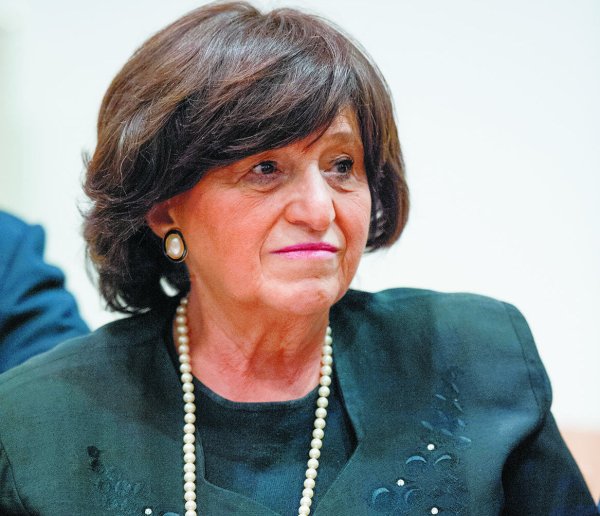 In Auschwitz geboren: Angela Orosz Richt-Bein wird in Detmold aussagen. Das Bild entstand im Lüneburger Gericht im Juni 2015. - © dpa